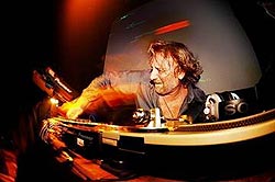 Baixista do New Order, Peter Hook se apresenta como Dj