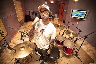 EX-BATERISTA DO CHARLIE BROWN JR. LANÇA PROJETO DE E-MUSIC