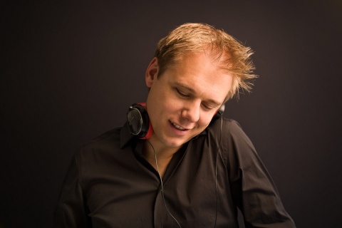 ARMIN VAN BUUREN LANÇA INTENSE