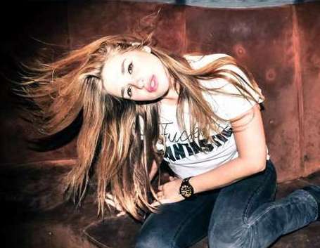 DJ HOLANDESA GABY BLAASER FAZ SUCESSO COM TECHNO